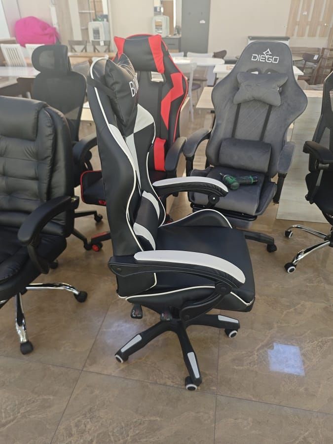 Кресло компьютерное Bonro черно-белое